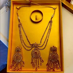 Gorgeous gold colored necklace and earring set